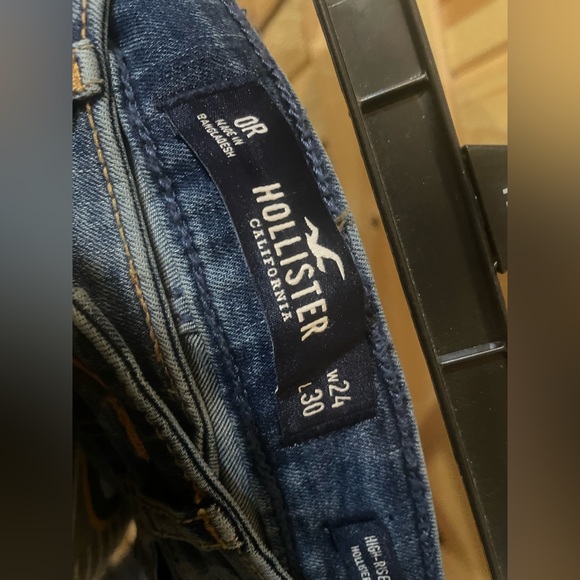 Hollister Destroyed High Waisted Jeans - Picture 5 of 7